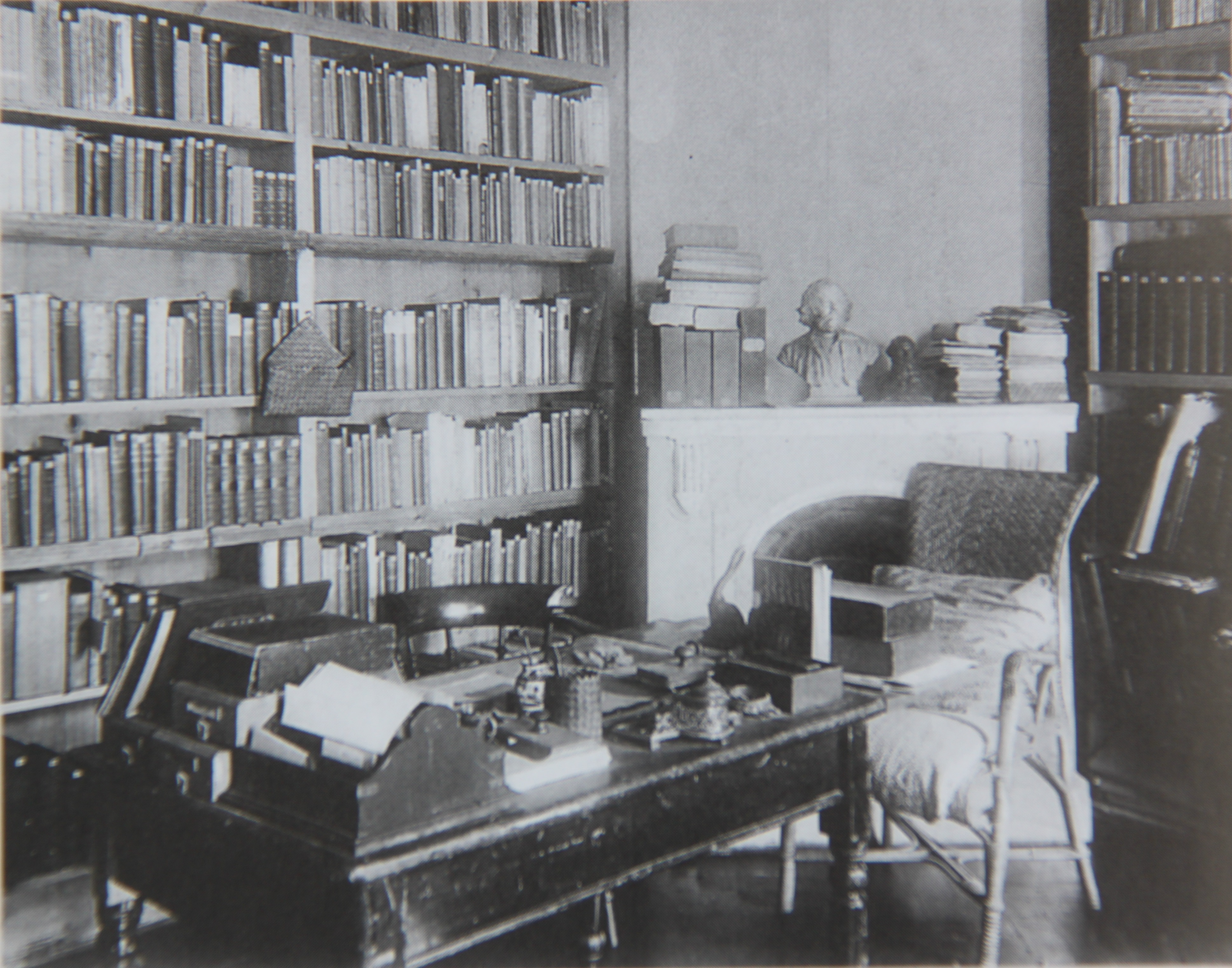 Экспозиция музея П.А.Кропоткина, рабочий кабинет, книжные полки, письменный стол, камин